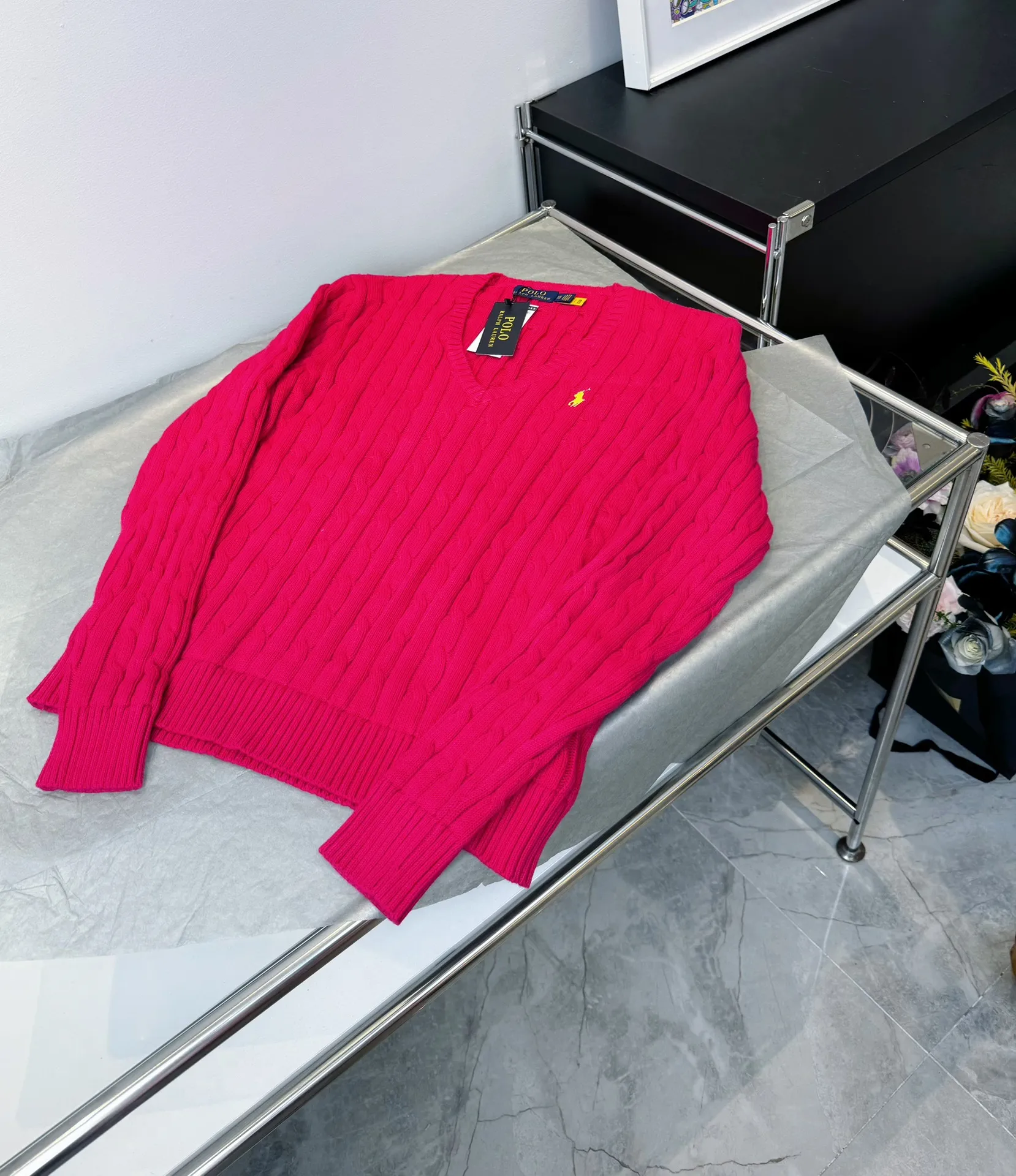 🅿️220 Style number: L04 (red) Ralph Lauren RL classic war horse logo embroidered cable pattern twist button V-neck knitted sweater on the chest, same style for men and women, 9 colors Color: beige, navy, black, chick yellow, sky blue, khaki, red, gray, purple Size: XSSML M Shoulder Width 36 Clothes Length 58 Bust 44 L Shoulder Width 37 Clothes Length 60 Bust 46 Soft and glutinous🧶🫶The style is a very classic cable sweater American retro college style Perfect hand comfort. It is a must-have item for spring, autumn and winter wardrobes. It looks great when worn alone or layered as an inner wear. High-density LOGO embroidery on the chest, and original customization of tag accessories. Made of pure cotton yarn 🧶 blended with wool, pure cotton is skin-friendly and comfortable, small label war horse embroidered twist turtleneck sweater 🐎 high quality. Follow the blogger to learn how to wear it! Let’s get a Ralph Lauren cable sweater. It’s a super hard-to-find series after it became popular. It’s hard to find one on the official website. It’s simple and practical to wear, with a lazy and loose feel. The thickened fabric has a more texture, soft and delicate feel, and a loose fit. Whether worn alone or layered, you can wear different styles of fashion with just one piece. ⚠️Contains wool products🦙 Pay attention to the washing method to avoid shrinkage